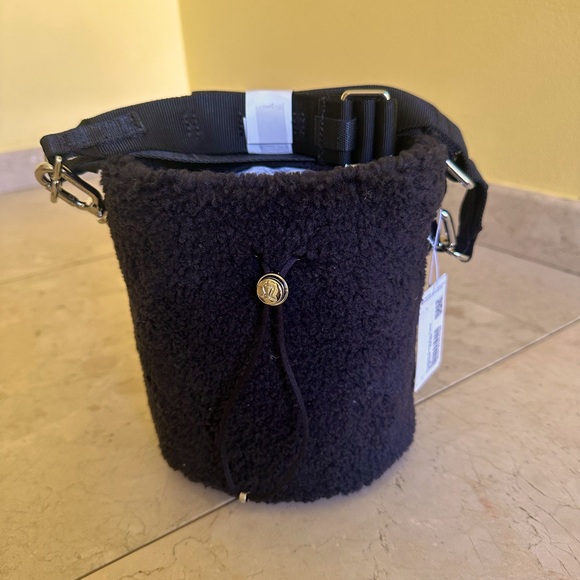 Lululemon Crossbody Black Bucket Bag Fleece 2.5L - Picture 8 of 14